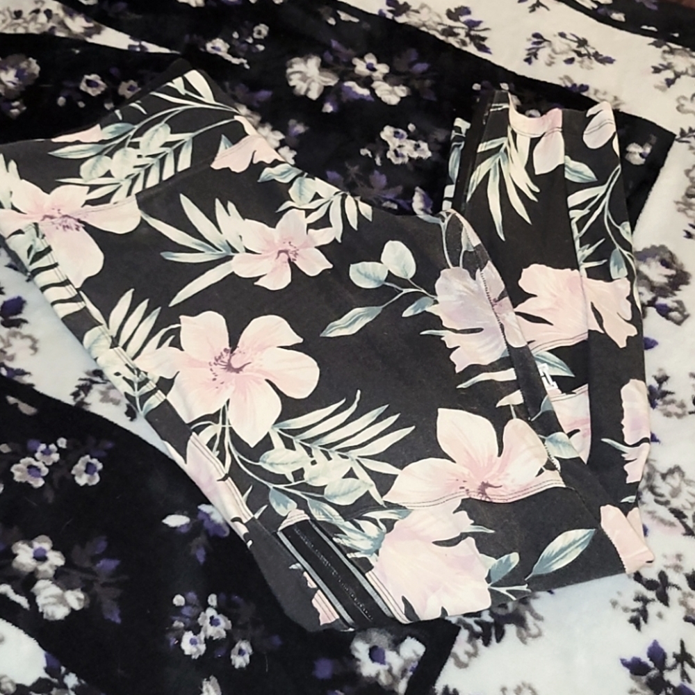 VS Pink Yoga Leggings